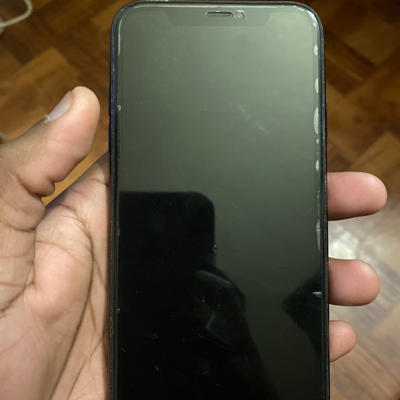 iPhone XR ICLOUD locked - Picture 2 of 3